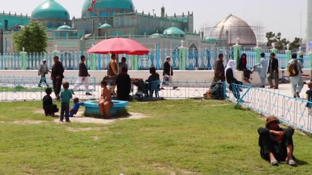 Άγνωστοι Αφγανοί Στο Μπλε Τζαμί Στο Mazar Sharif Βόρειο Αφγανιστάν — Αρχείο Βίντεο