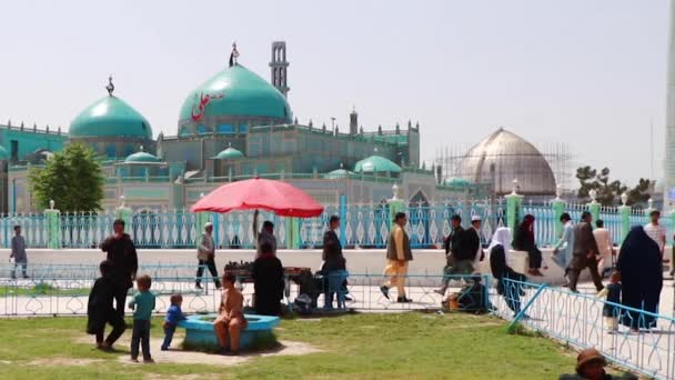 Povo Afegão Não Identificado Mesquita Azul Mazar Sharif Afeganistão Norte — Vídeo de Stock