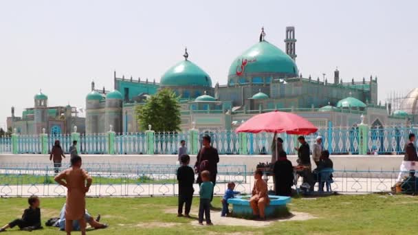 Pueblo Afgano Identificado Mezquita Azul Mazar Sharif Norte Afganistán 2018 — Vídeo de stock