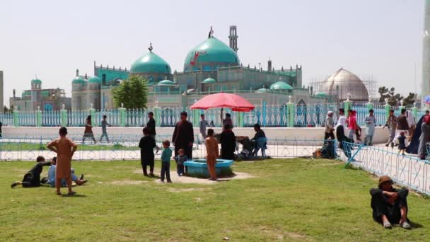 Povo Afegão Não Identificado Mesquita Azul Mazar Sharif Afeganistão Norte — Vídeo de Stock