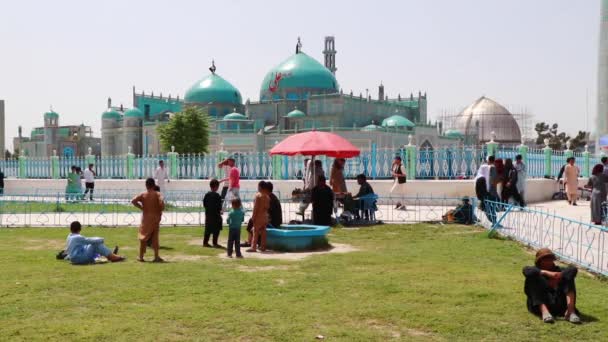 Pueblo Afgano Identificado Mezquita Azul Mazar Sharif Norte Afganistán 2018 — Vídeo de stock