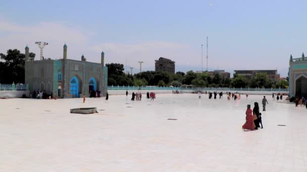 Неизвестные Афганцы Голубой Мечети Мазари Шарифе Северный Афганистан 2019 Году — стоковое видео