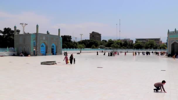 Unidentified Afghan People Blue Mosque Mazar Sharif North Afghanistan 2019 — Stock Video