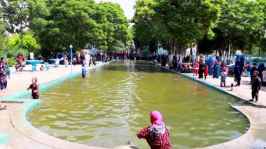 2019 'da Mazar-i-Şerif, Kuzey Afganistan' daki Mavi Cami 'nin bahçesindeki kimliği belirsiz Afgan insanlar.