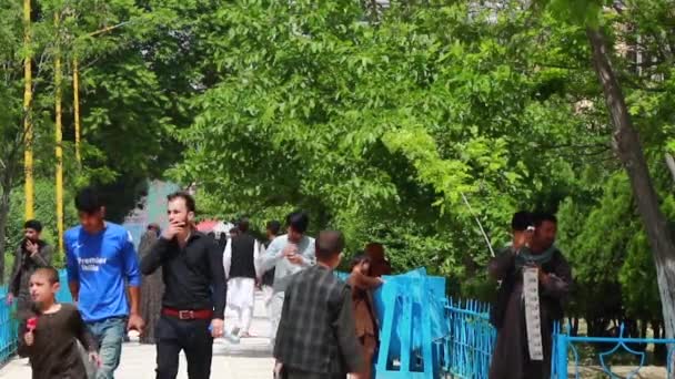 Pueblo Afgano Identificado Jardín Mezquita Azul Mazar Sharif Norte Afganistán — Vídeos de Stock