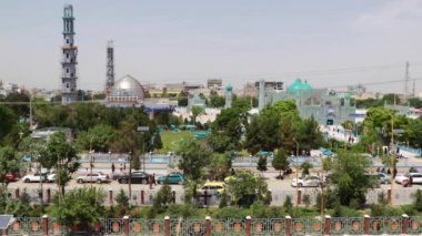 2018 'de Mazar-i-Şerif, Kuzey Afganistan' daki Mavi Camii 'ndeki kimliği belirsiz Afgan vatandaşları.