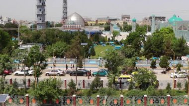 2018 'de Mazar-i-Şerif, Kuzey Afganistan' daki Mavi Camii 'ndeki kimliği belirsiz Afgan vatandaşları.