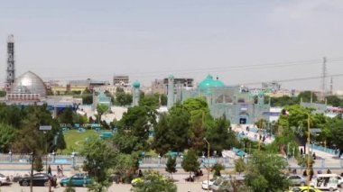 2018 'de Mazar-i-Şerif, Kuzey Afganistan' daki Mavi Camii 'ndeki kimliği belirsiz Afgan vatandaşları.