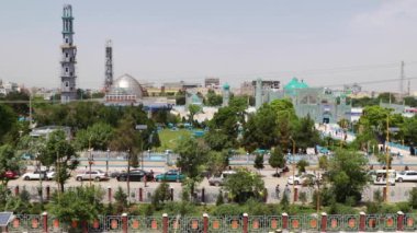 2018 'de Mazar-i-Şerif, Kuzey Afganistan' daki Mavi Camii 'ndeki kimliği belirsiz Afgan vatandaşları.