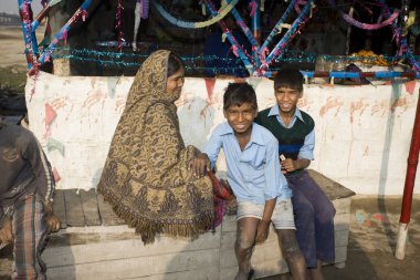 RAXAUL, INDIA - yaklaşık Kasım 2013 Kimliği belirsiz Hintli çocuklar, Kasım 2013 Raxaul, Bihar, Hindistan.