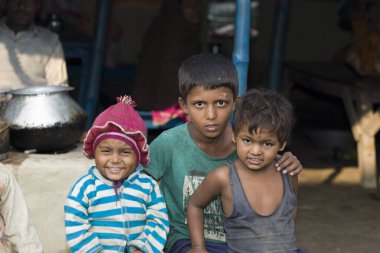 RAXAUL, INDIA - Kasım 2013 dolaylarında yerel bir okulda tanımlanamayan Hintli çocuklar, Kasım 2013 'te Raxaul, Bihar, Hindistan' da.