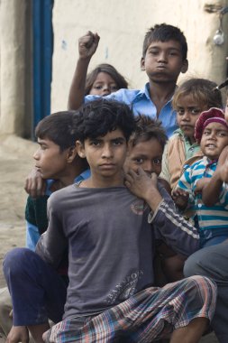 RAXAUL, INDIA - Kasım 2013 dolaylarında yerel bir okulda tanımlanamayan Hintli çocuklar, Kasım 2013 'te Raxaul, Bihar, Hindistan' da.