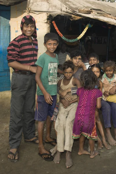 RAXAUL, INDIA - Kasım 2013 dolaylarında yerel bir okulda tanımlanamayan Hintli çocuklar, Kasım 2013 'te Raxaul, Bihar, Hindistan' da.