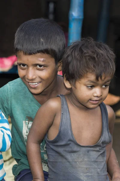 RAXAUL, INDIA - yaklaşık Kasım 2013 Kimliği belirsiz Hintli çocuklar, Kasım 2013 Raxaul, Bihar, Hindistan.