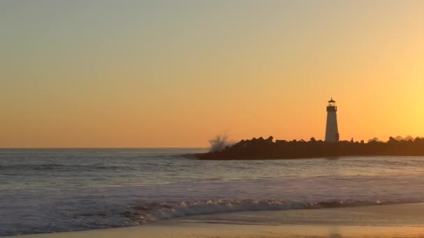日落时的圣克鲁斯防波堤 Santa Cruz Breakwater 又名沃尔顿 位于美国加利福尼亚州圣克鲁斯的双湖海滩 — 图库视频影像