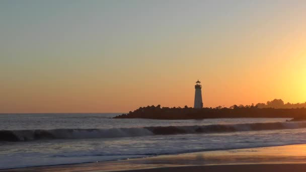 サンタクルス防波堤 別名ウォルトン灯台 アメリカ合衆国カリフォルニア州サンタクルスのツインレイクスビーチから見える日没時の灯台 — ストック動画