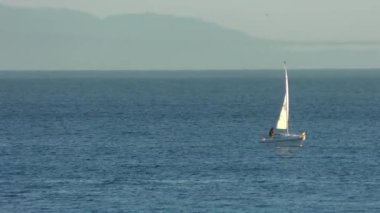 Günbatımında Twin Lakes Beach 'ten denize açılan yatlar, Santa Cruz, Kaliforniya, ABD, 2018