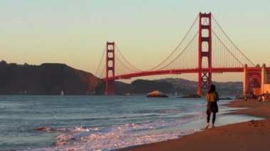Golden Gate Köprüsü Baker Sahili 'nden gün batımında, San Francisco, Kaliforniya, ABD