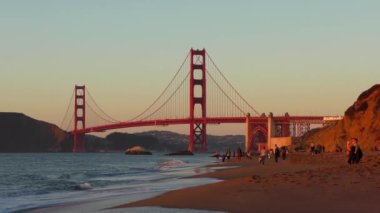 Golden Gate Köprüsü Baker Sahili 'nden gün batımında, San Francisco, Kaliforniya, ABD