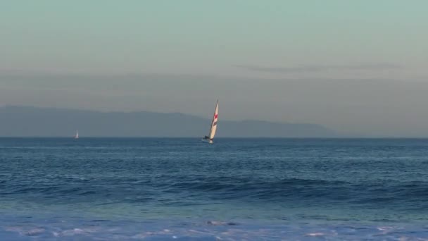 Парусные Яхты Видно Пляжа Твин Лейкс Закате Санта Крус Калифорния — стоковое видео