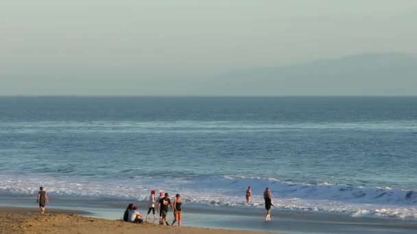 Oidentifierade Personer Vid Twin Lakes Beach Santa Cruz Hamn Vid — Stockvideo