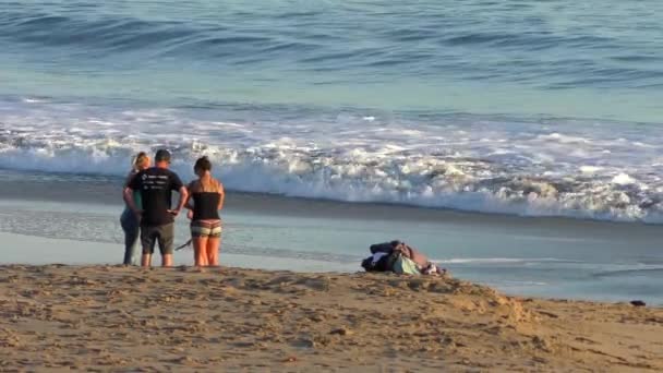 Ismeretlen Személyek Twin Lakes Beach Santa Cruz Kikötő Naplementekor Északi — Stock videók