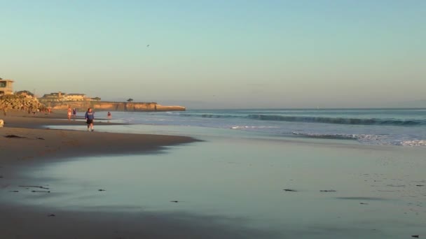 サンタクルス港のツインレイクスビーチの未確認の人々日没 米国カリフォルニア州サンタクルス郡のモントレー湾北部 — ストック動画