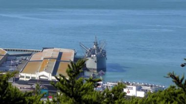 Rıhtım 45 ve SS Jeremiah OBrien Özgürlük gemisi San Francisco, Kaliforniya 'daki Telegraph Hill' deki Coit Kulesi 'nden görüldü. Ekim 2018.