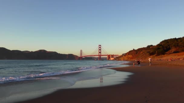 Azonosítatlan Személyek Baker Beachen San Franciscóban Kaliforniában Golden Gate Híd — Stock videók