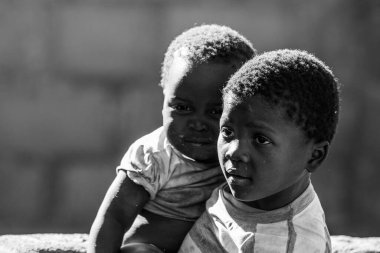 MBABANE, SWAZILAND - 30 Temmuz 2008 Mbabane, Svaziland 'da tanımlanamayan Swazi çocukları.