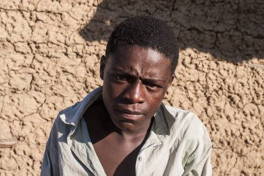 30 Temmuz 2008 'de Mbabane, Svaziland' da kimliği belirsiz genç bir Swazi adamının portresi..