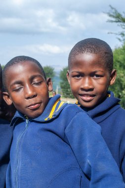 Tanımlanamayan Swazi çocukları 29 Temmuz 2008 'de Svaziland' daki Domuzlar Tepesi 'ndeki Nasıralı Misyon Okulu' nda.