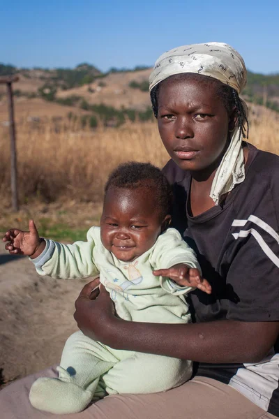 Mbabane Suazilândia Julho Retrato Uma Jovem Mãe Suazi Não Identificada — Fotografia de Stock