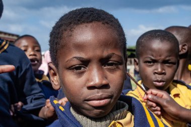 Tanımlanamayan Swazi çocukları 29 Temmuz 2008 'de Svaziland' daki Domuzlar Tepesi 'ndeki Nasıralı Misyon Okulu' nda.