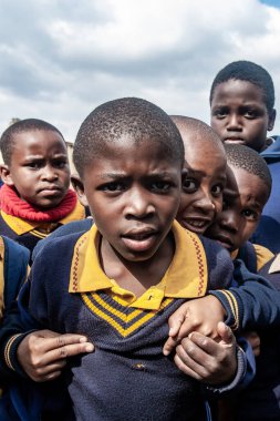 Tanımlanamayan Swazi çocukları 29 Temmuz 2008 'de Svaziland' daki Domuzlar Tepesi 'ndeki Nasıralı Misyon Okulu' nda.