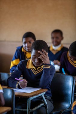 PIGGS PEAK, SWAZILAND-29 Temmuz 2008: Nazarene Misyon Okulu, Domuzlar Tepesi, Svaziland 'da kimliği belirsiz yetim öğrenciler.