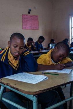 PIGGS PEAK, SWAZILAND-29 Temmuz 2008: Nazarene Misyon Okulu, Domuzlar Tepesi, Svaziland 'da kimliği belirsiz yetim öğrenciler.