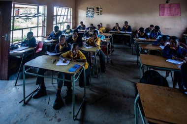 PIGGS PEAK, SWAZILAND-29 Temmuz 2008: Nazarene Misyon Okulu, Domuzlar Tepesi, Svaziland 'da kimliği belirsiz yetim öğrenciler.