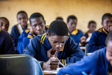 PIGGS PEAK, SWAZILAND-29 Temmuz 2008: Nazarene Misyon Okulu, Domuzlar Tepesi, Svaziland 'da kimliği belirsiz yetim öğrenciler.
