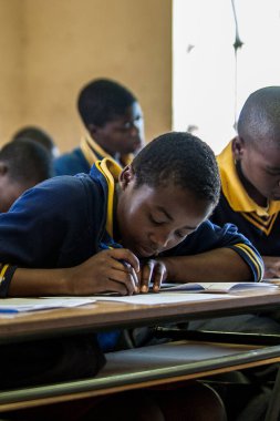 PIGGS PEAK, SWAZILAND-29 Temmuz 2008: Nazarene Misyon Okulu, Domuzlar Tepesi, Svaziland 'da kimliği belirsiz yetim öğrenciler.