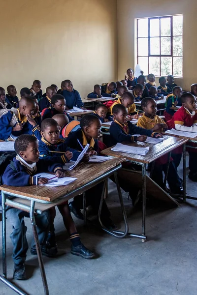 PIGGS PEAK, SWAZILAND-29 Temmuz 2008: Nazarene Misyon Okulu, Domuzlar Tepesi, Svaziland 'da kimliği belirsiz yetim öğrenciler.
