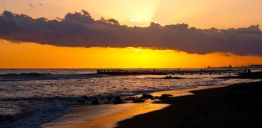 Tyrhenian Denizi üzerinde gün batımı gökyüzü