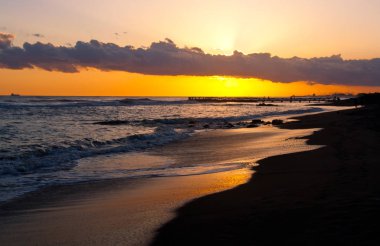 Tyrhenian Denizi üzerinde gün batımı gökyüzü