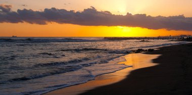 Tyrhenian Denizi üzerinde gün batımı gökyüzü