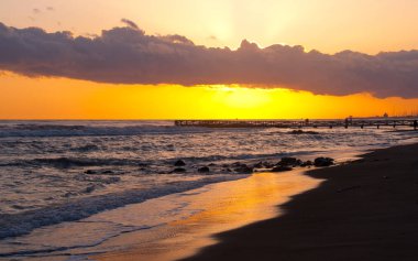 Tyrhenian Denizi üzerinde gün batımı gökyüzü