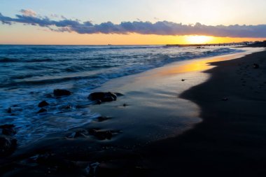 Tyrhenian Denizi üzerinde gün batımı gökyüzü