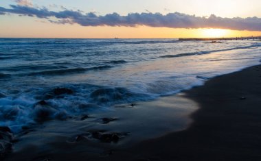 Tyrhenian Denizi üzerinde gün batımı gökyüzü