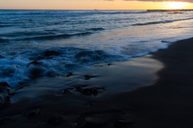 Tyrhenian Denizi üzerinde gün batımı gökyüzü