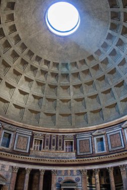 Pantheon 'un iç kısmı 13 Nisan 2008' de Roma, İtalya 'da. MÖ 27 'de Agrippa tarafından inşa edilen bu tapınak antik Roma' nın tüm tanrıları için yapılmıştır. 609 'dan bir Hıristiyan kilisesi.