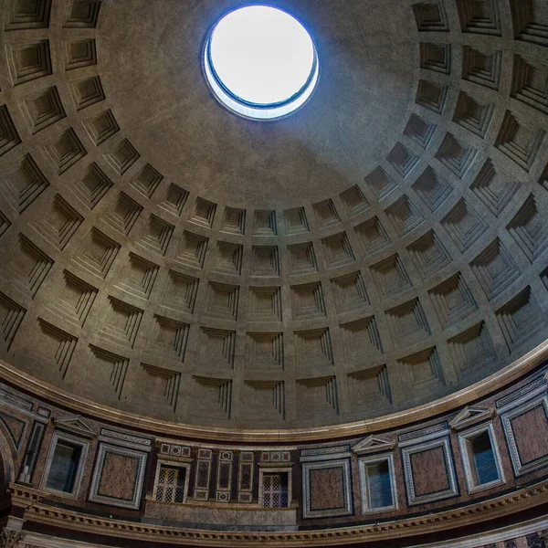 Pantheon 'un iç kısmı 13 Nisan 2008' de Roma, İtalya 'da. MÖ 27 'de Agrippa tarafından inşa edilen bu tapınak antik Roma' nın tüm tanrıları için yapılmıştır. 609 'dan bir Hıristiyan kilisesi.